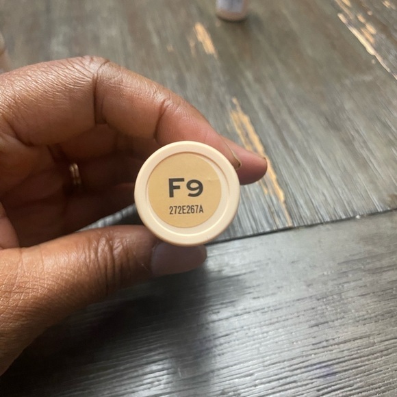 REVOLUTION MAKEUP REVOLUTION LONDON™ FAST BASE STICK FOUNDATION - F9 - Picture 3 of 7